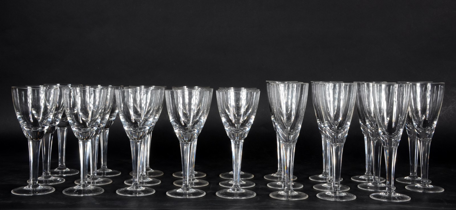 Serviço de cristal facetado, composto de: 12 flutes para champagne e... - foto 2 de 4