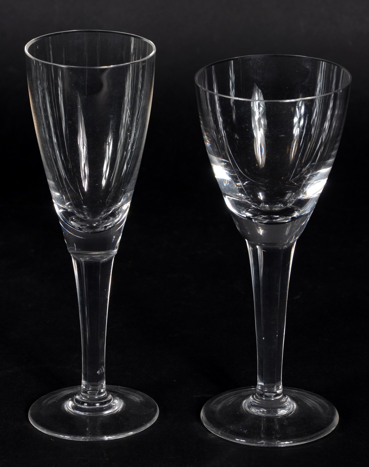 Serviço de cristal facetado, composto de: 12 flutes para champagne e... - foto 3 de 4