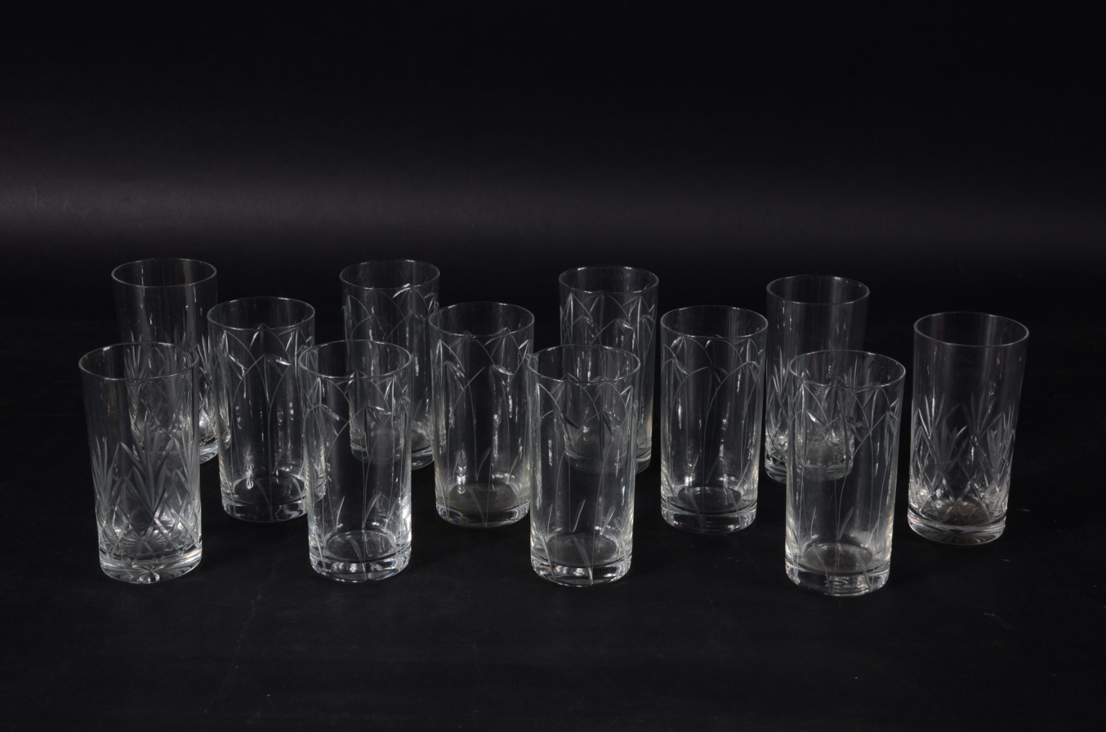 Conjunto com 12 copos longos de cristal, sendo quatro de modelos... - foto 1 de 3