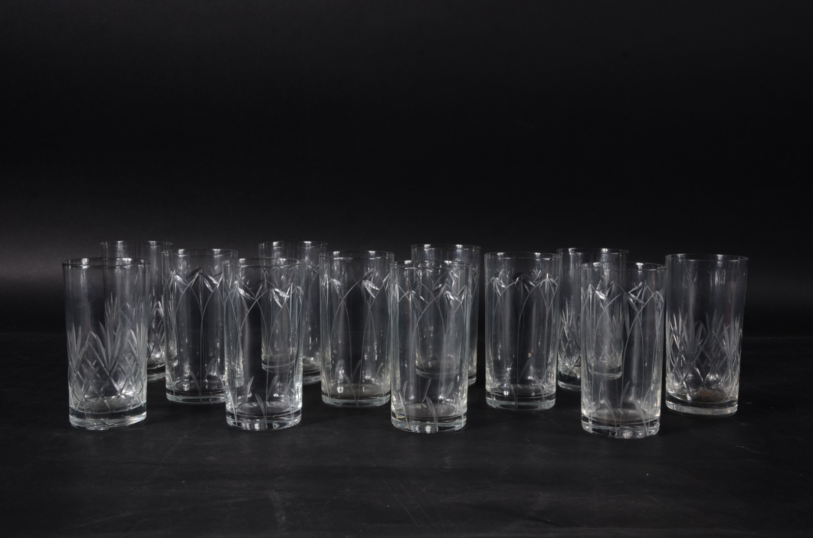 Conjunto com 12 copos longos de cristal, sendo quatro de modelos... - foto 2 de 3
