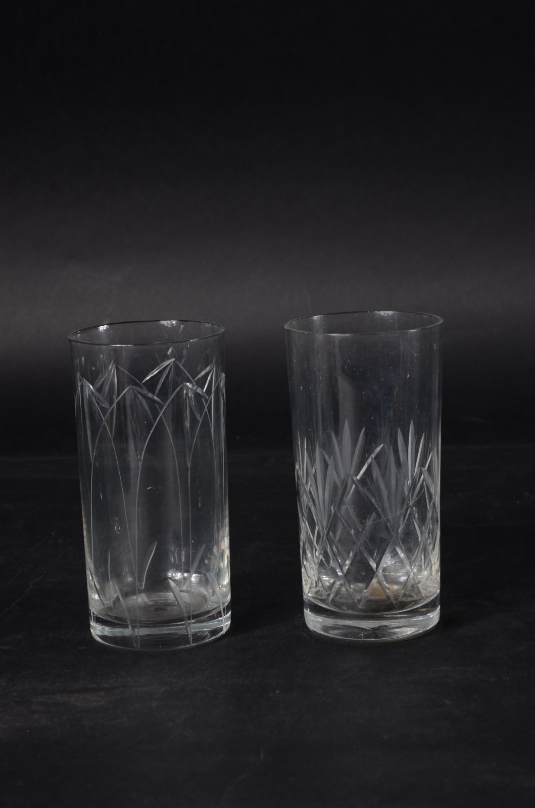 Conjunto com 12 copos longos de cristal, sendo quatro de modelos... - foto 3 de 3