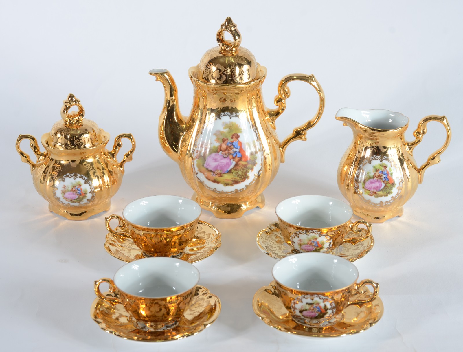 Conjunto de porcelana "DP" dourada decorados com medalhão com cena... - foto 1 de 7
