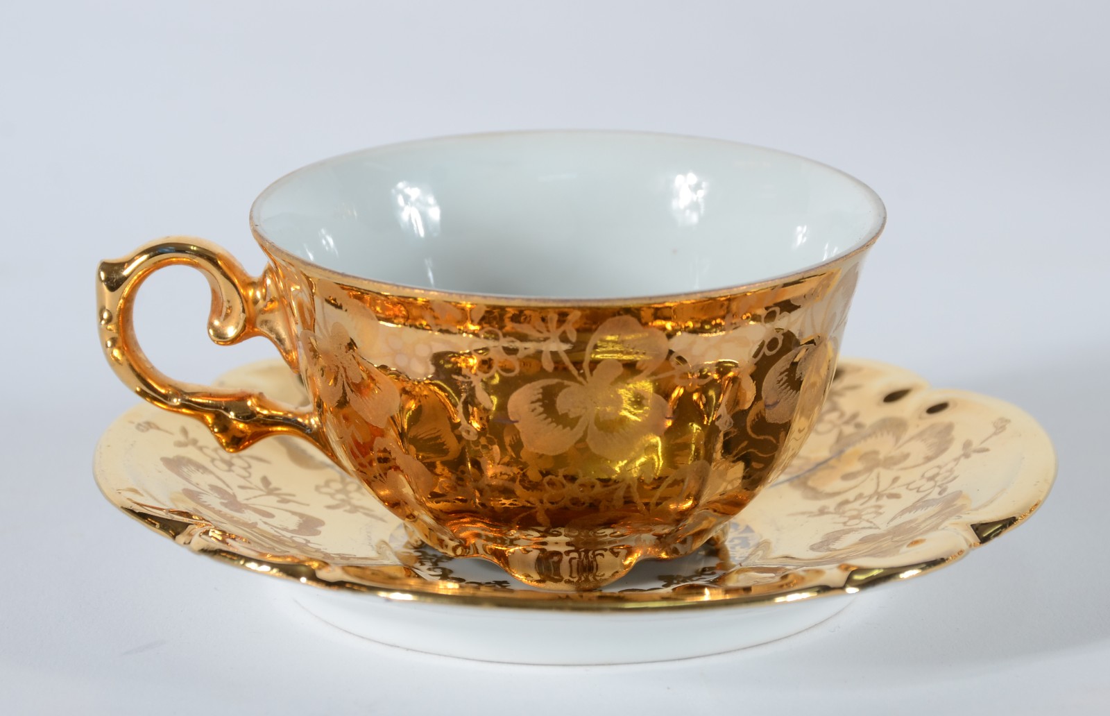 Conjunto de porcelana "DP" dourada decorados com medalhão com cena... - foto 3 de 7