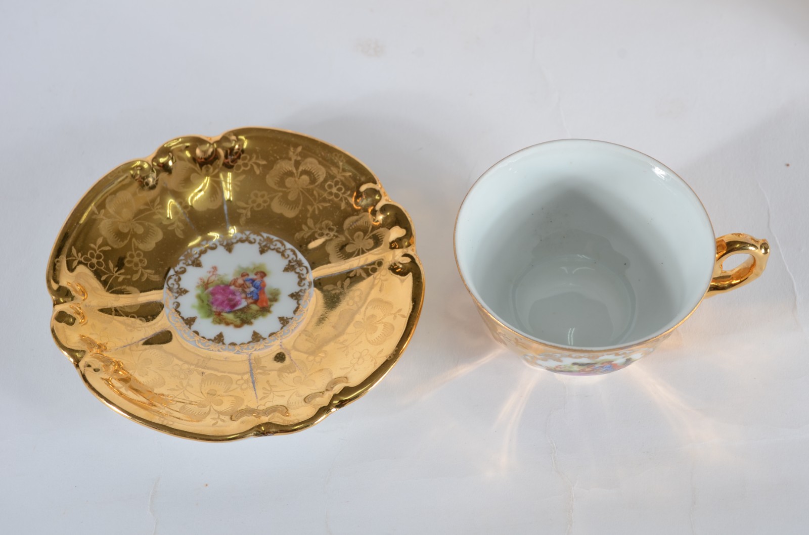 Conjunto de porcelana "DP" dourada decorados com medalhão com cena... - foto 4 de 7