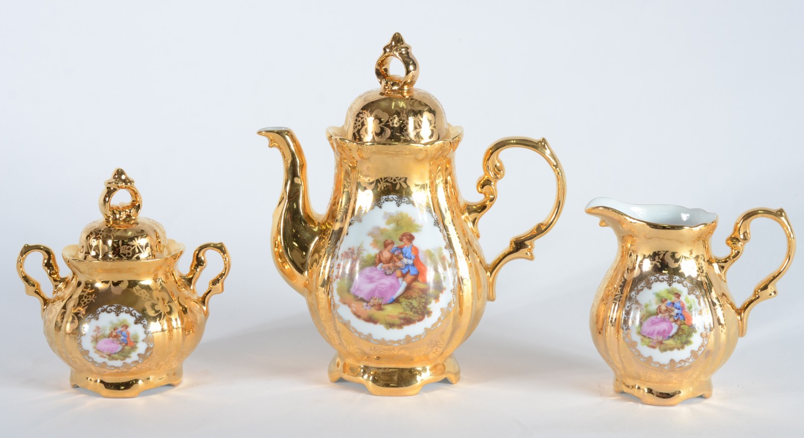 Conjunto de porcelana "DP" dourada decorados com medalhão com cena... - foto 2 de 7