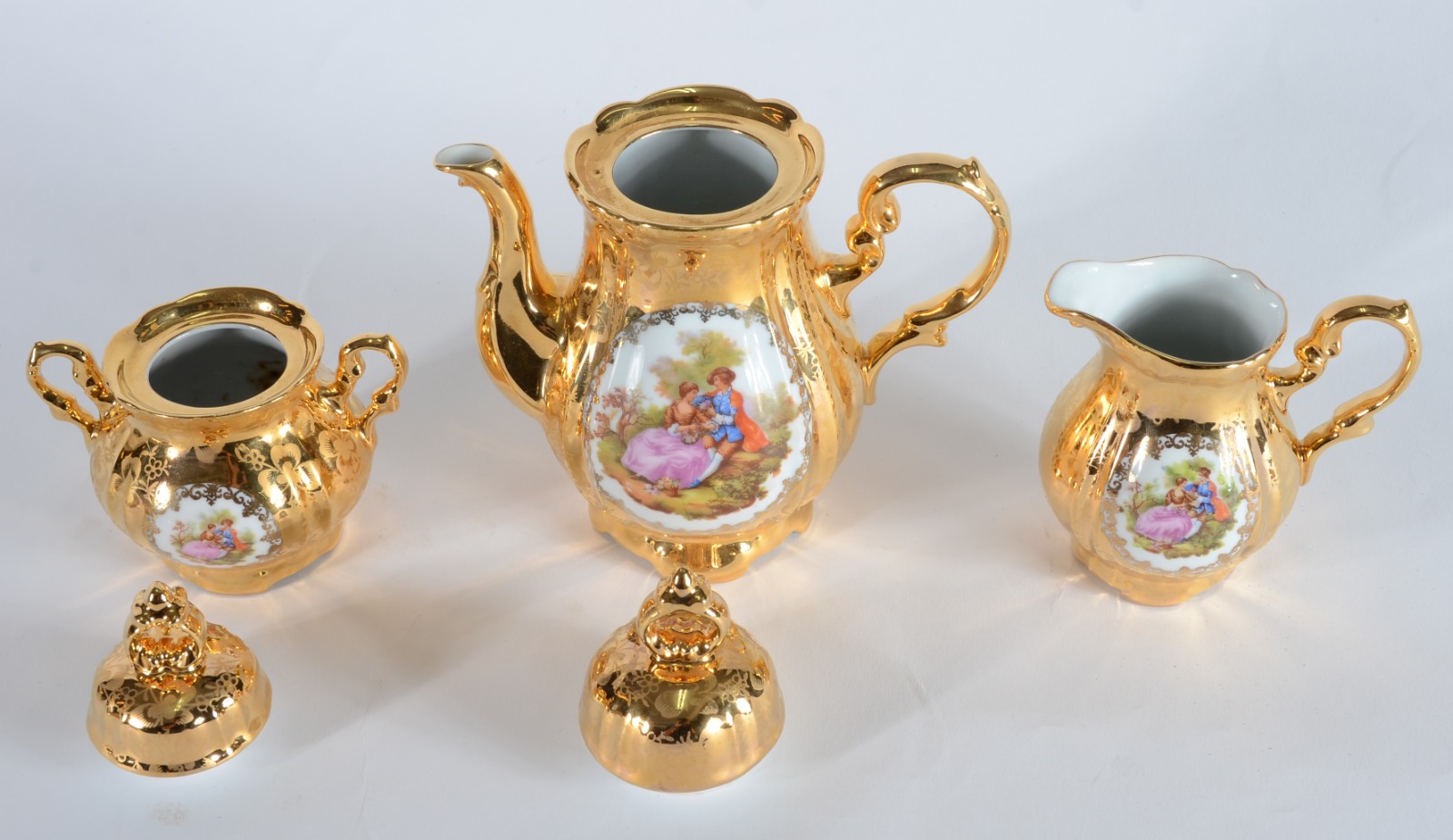 Conjunto de porcelana "DP" dourada decorados com medalhão com cena... - foto 5 de 7