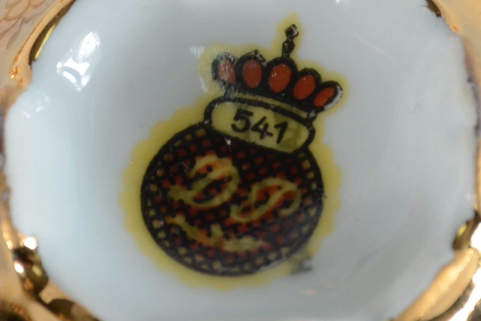 Conjunto de porcelana "DP" dourada decorados com medalhão com cena... - foto 6 de 7