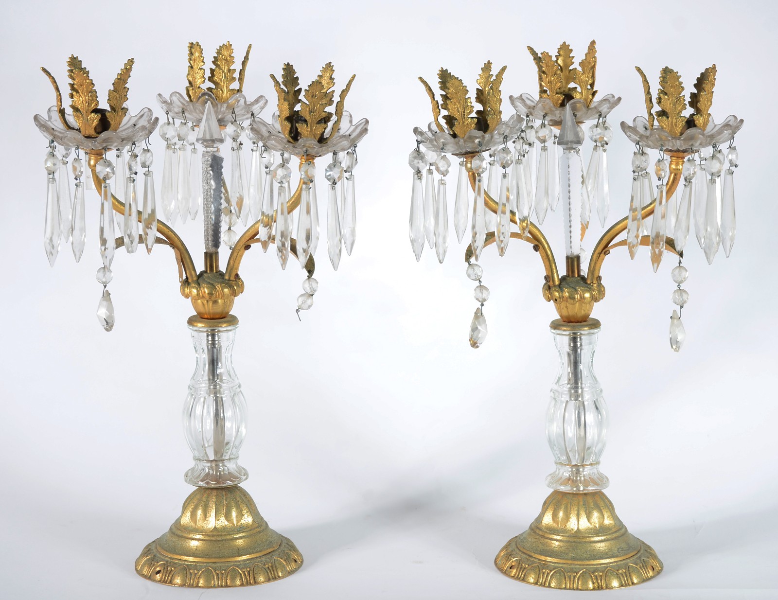 Par de candelabros para 3 velas cada de metal dourado e pingentes de... - foto 1 de 7
