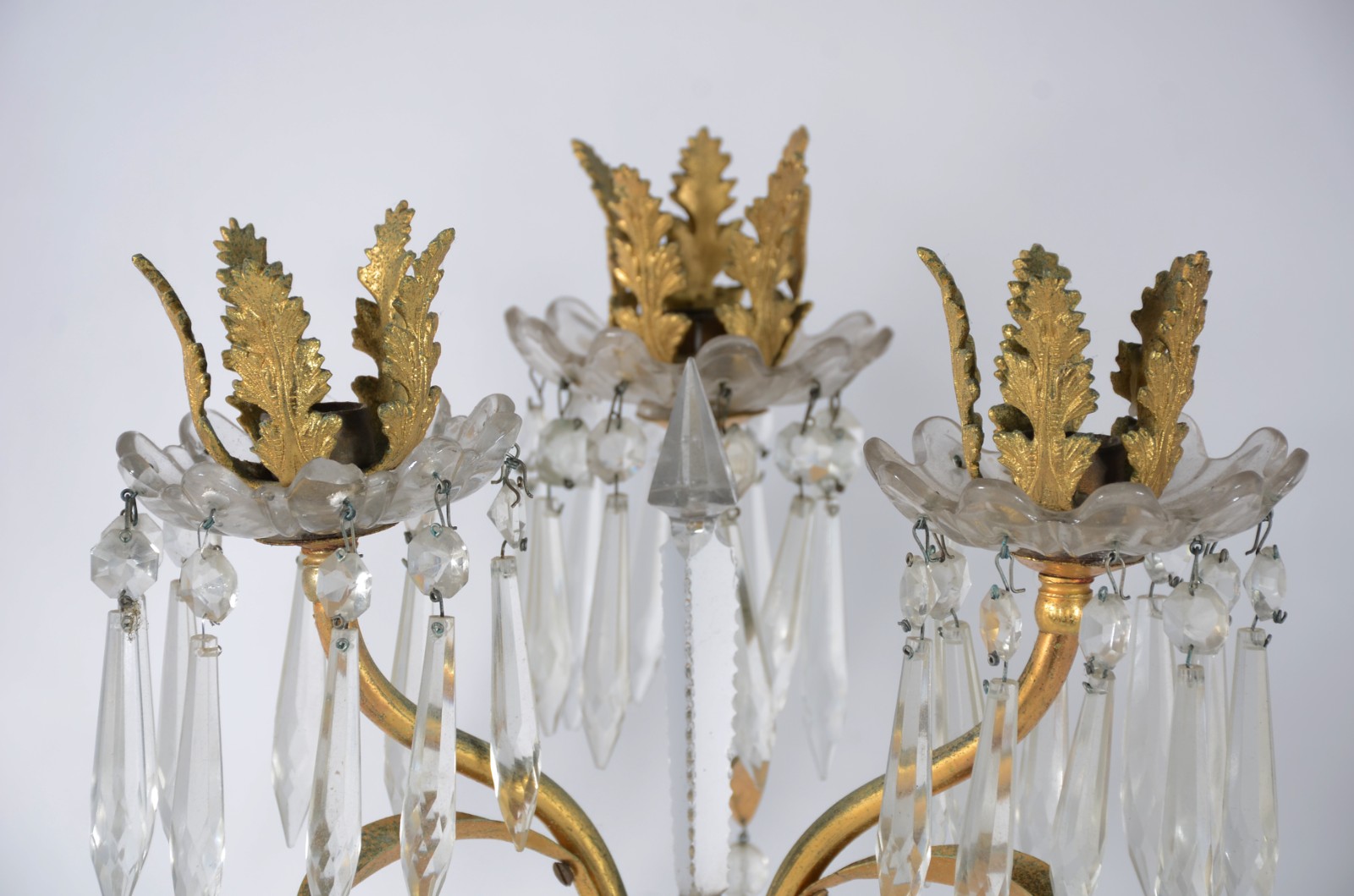 Par de candelabros para 3 velas cada de metal dourado e pingentes de... - foto 2 de 7