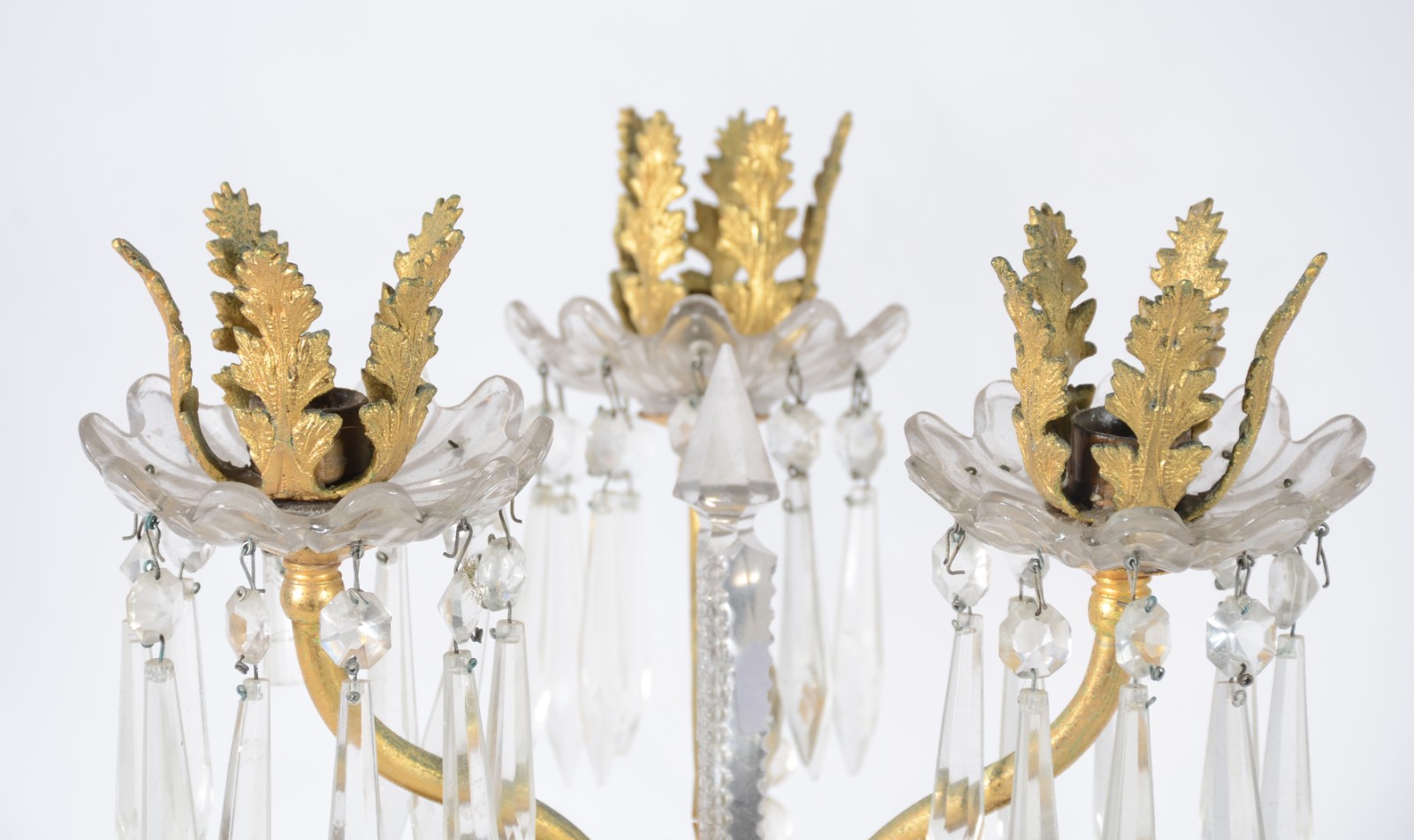 Par de candelabros para 3 velas cada de metal dourado e pingentes de... - foto 3 de 7