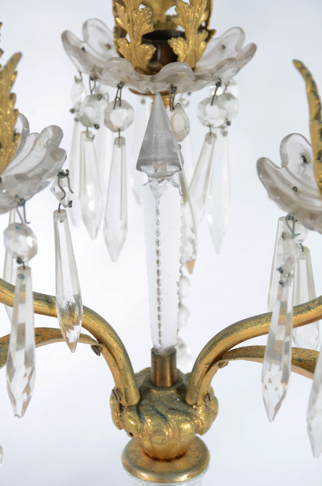 Par de candelabros para 3 velas cada de metal dourado e pingentes de... - foto 4 de 7
