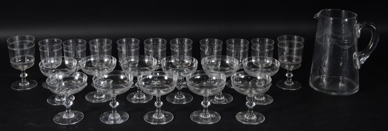 Serviço de cristal, composto de: 11 para vinho tinto e 11 para... - foto 1 de 3