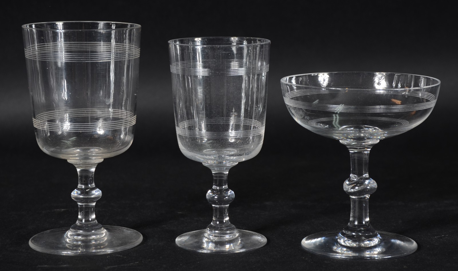 Serviço de cristal, composto de: 11 para vinho tinto e 11 para... - foto 2 de 3