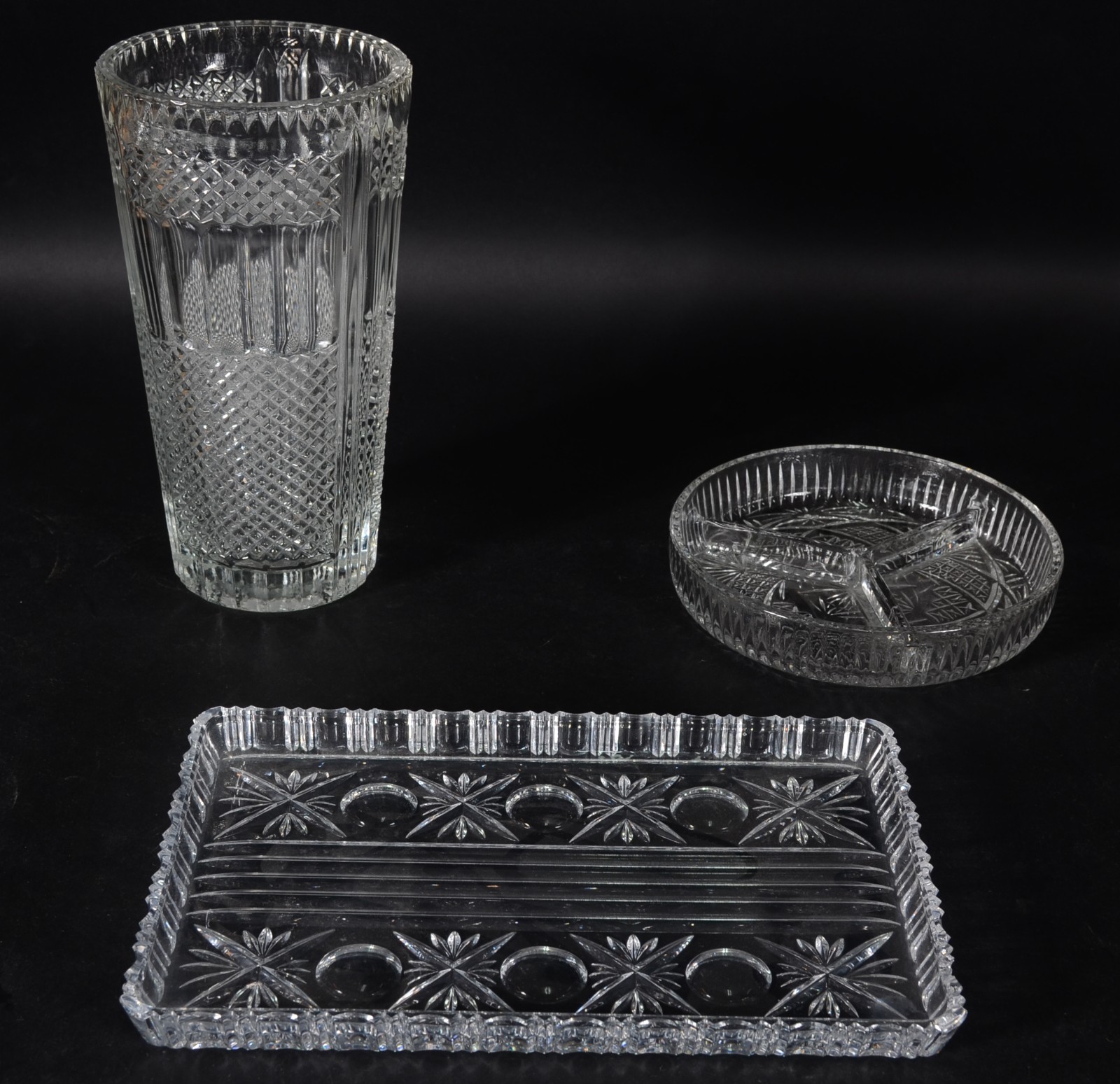 Três peças de cristal lapidado, sendo: vaso, petisqueira e uma... - foto 1 de 4