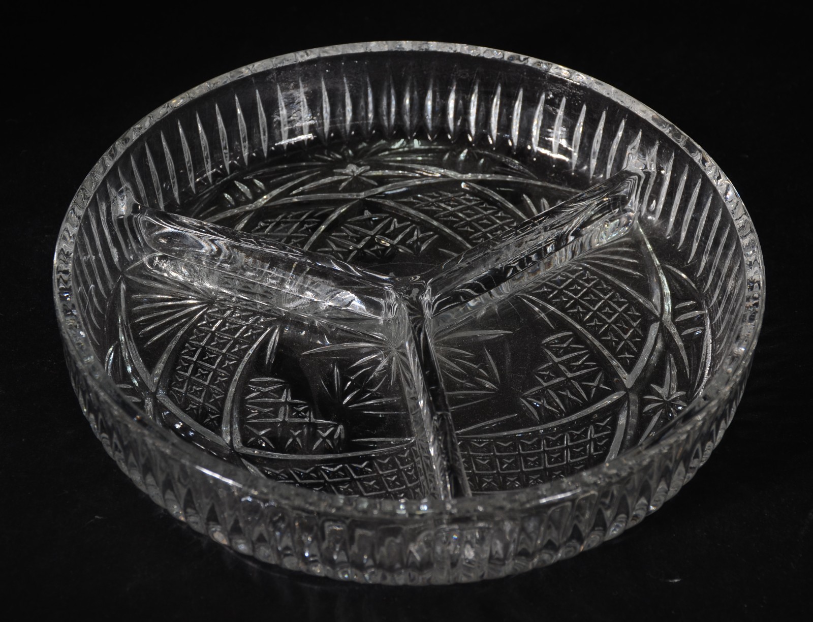 Três peças de cristal lapidado, sendo: vaso, petisqueira e uma... - foto 2 de 4