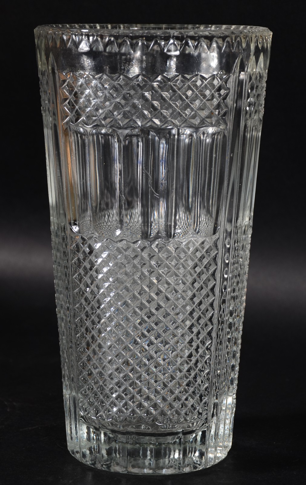 Três peças de cristal lapidado, sendo: vaso, petisqueira e uma... - foto 4 de 4