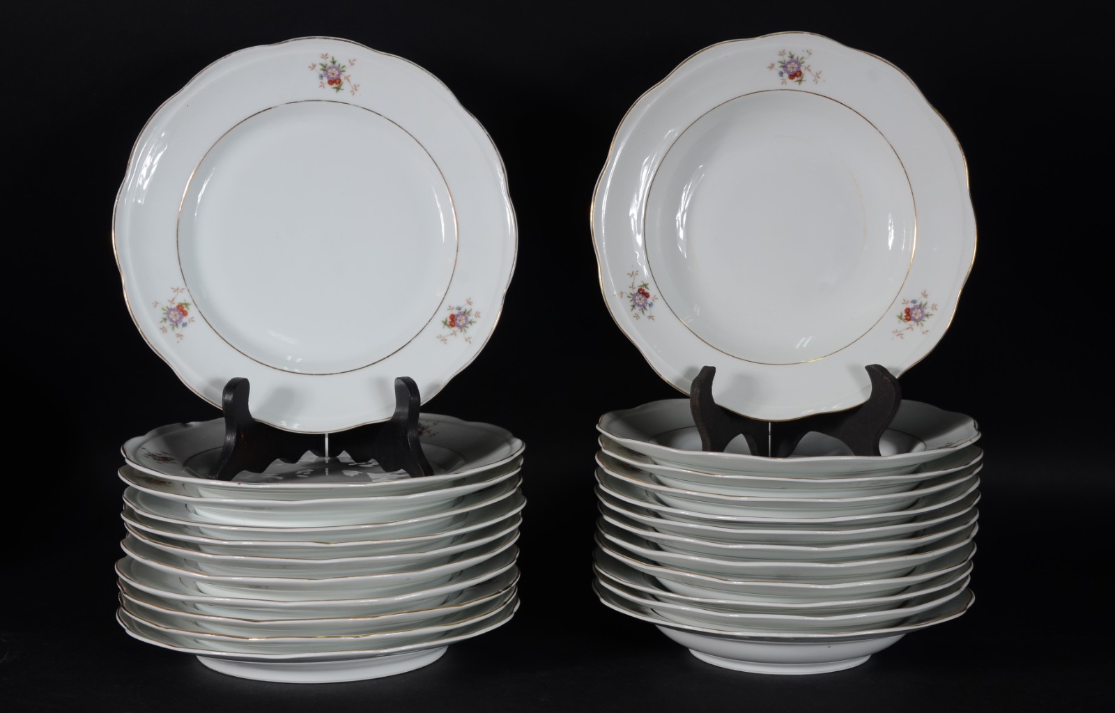 Aparelho de jantar de porcelana "Itaqui", na cor branca com flores em... - foto 2 de 5