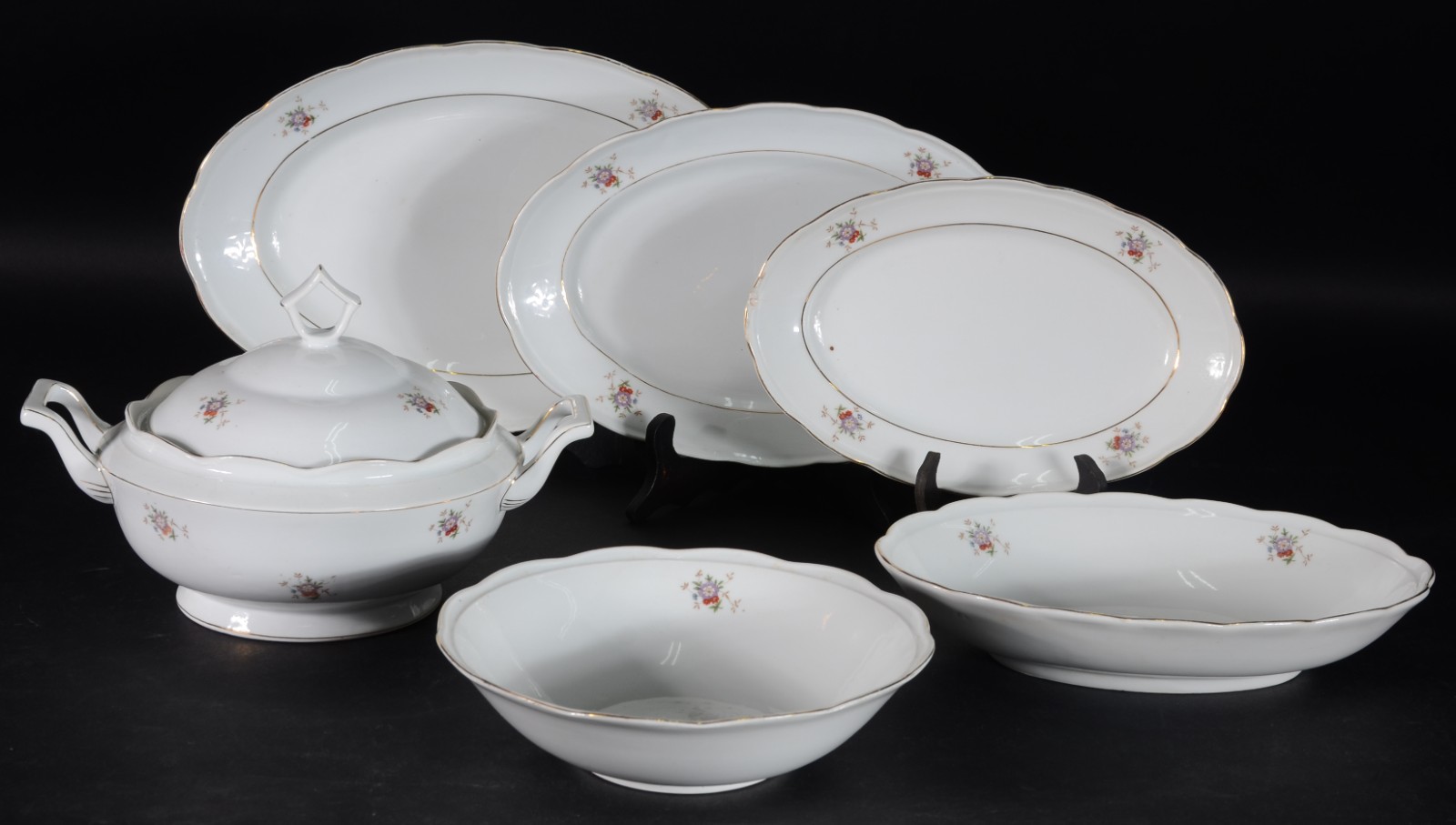 Aparelho de jantar de porcelana "Itaqui", na cor branca com flores em... - foto 3 de 5