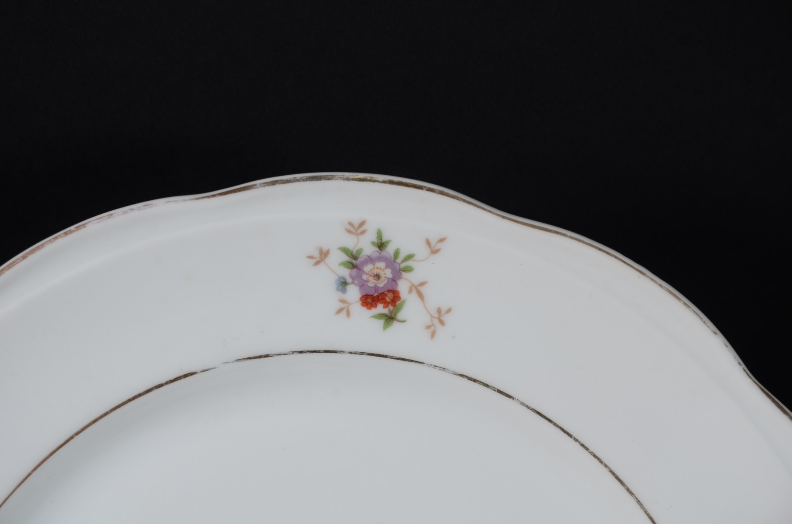 Aparelho de jantar de porcelana "Itaqui", na cor branca com flores em... - foto 4 de 5