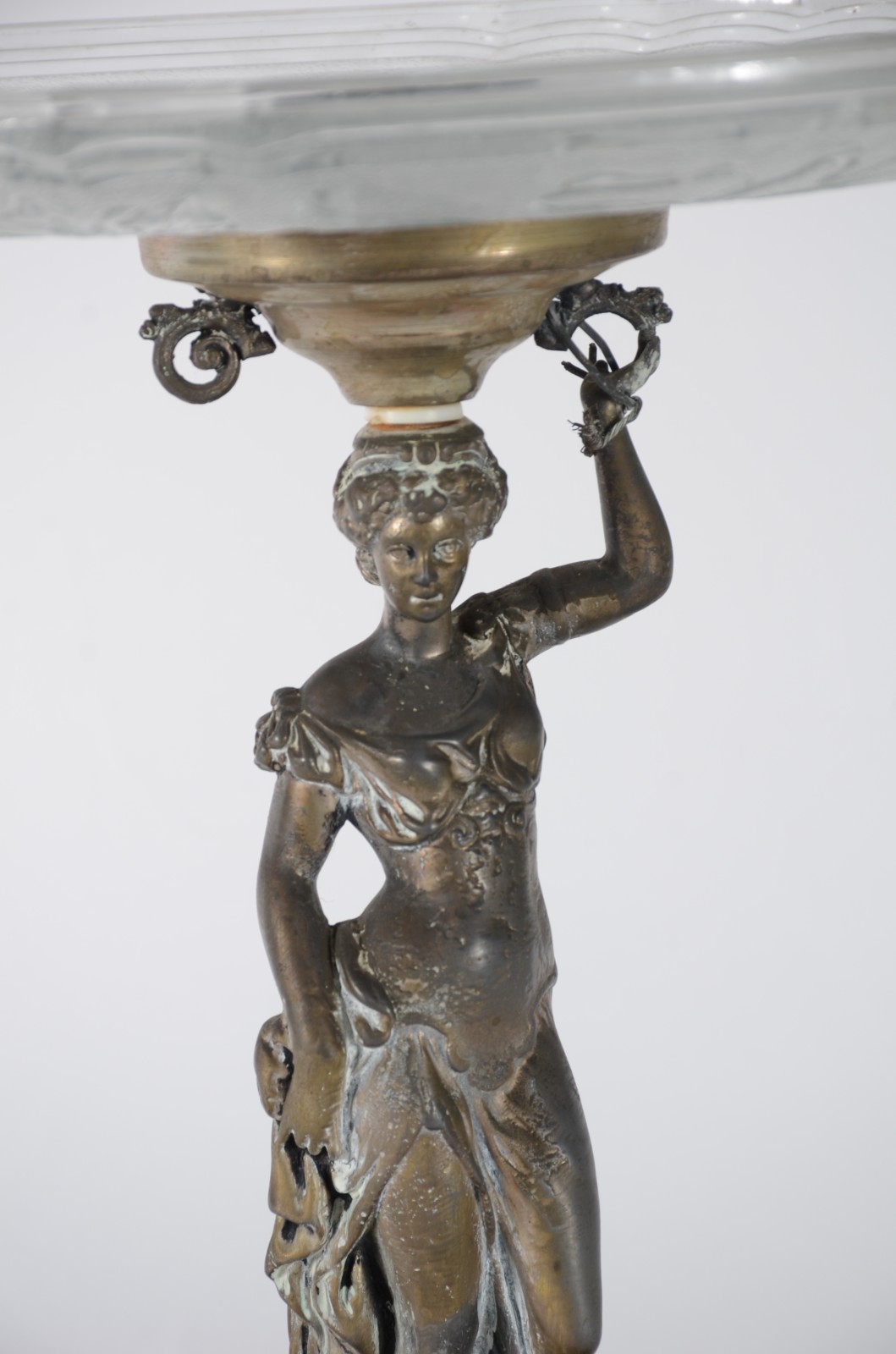 Fruteira com base de metal representando figura feminina e prato de... - foto 2 de 5