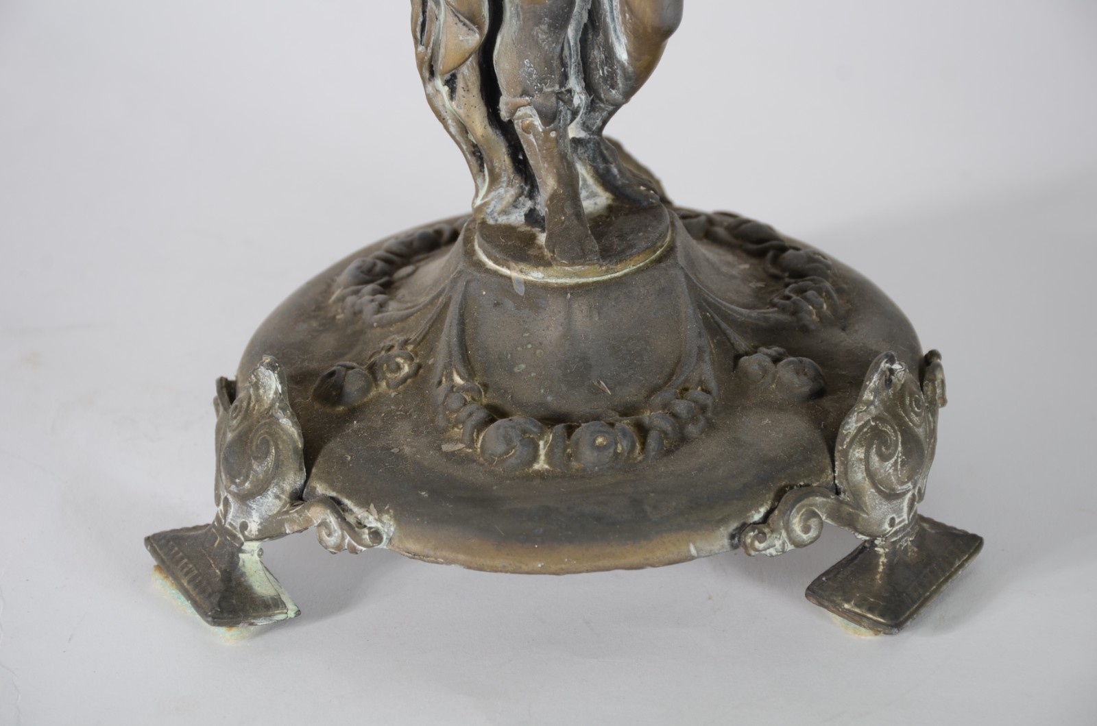 Fruteira com base de metal representando figura feminina e prato de... - foto 5 de 5