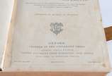 Holy Bible - Antiga bíblia inglesa contendo o Antigo e o Novo Testamento, datada de 1884. Impressa em papel fino e encadernada em couro preto texturizado com o tít