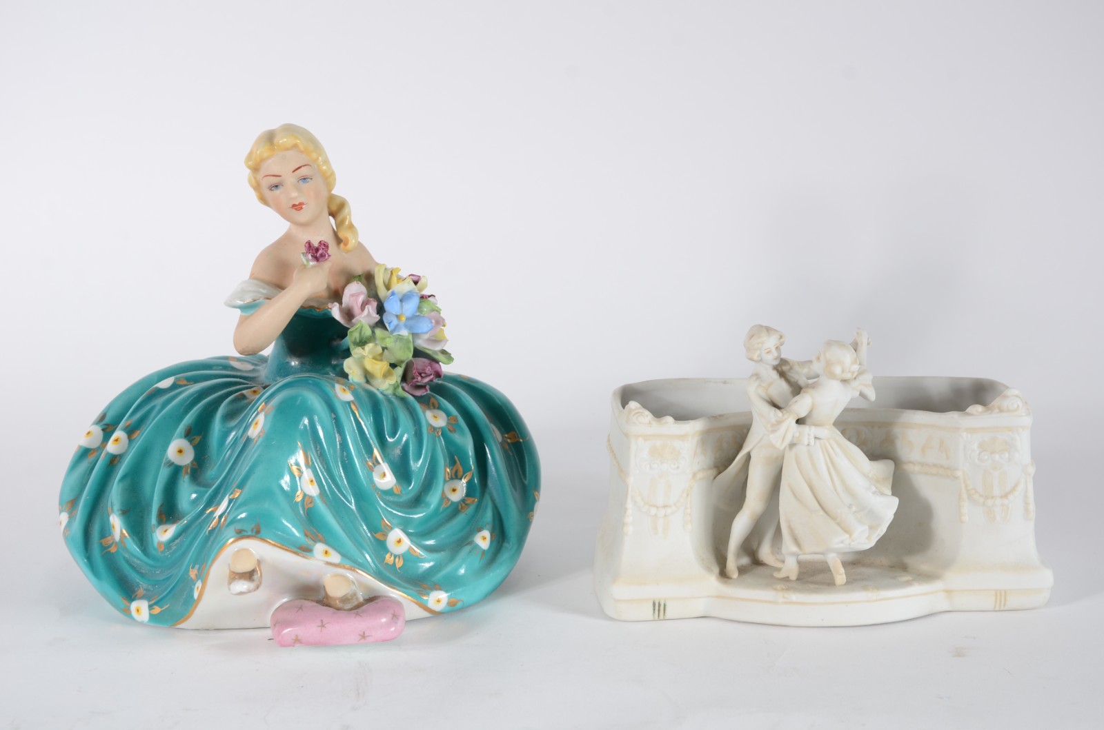 Duas peças, sendo: floreira de biscuit com figura de casal; e... - foto 1 de 8