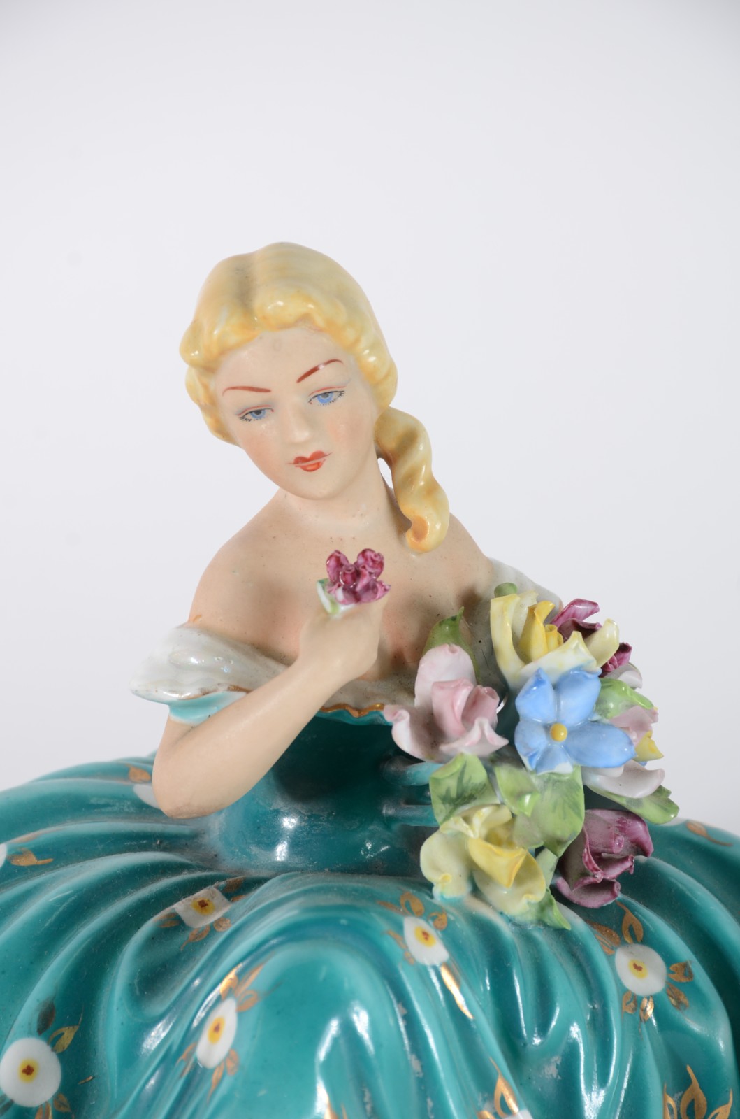 Duas peças, sendo: floreira de biscuit com figura de casal; e... - foto 2 de 8