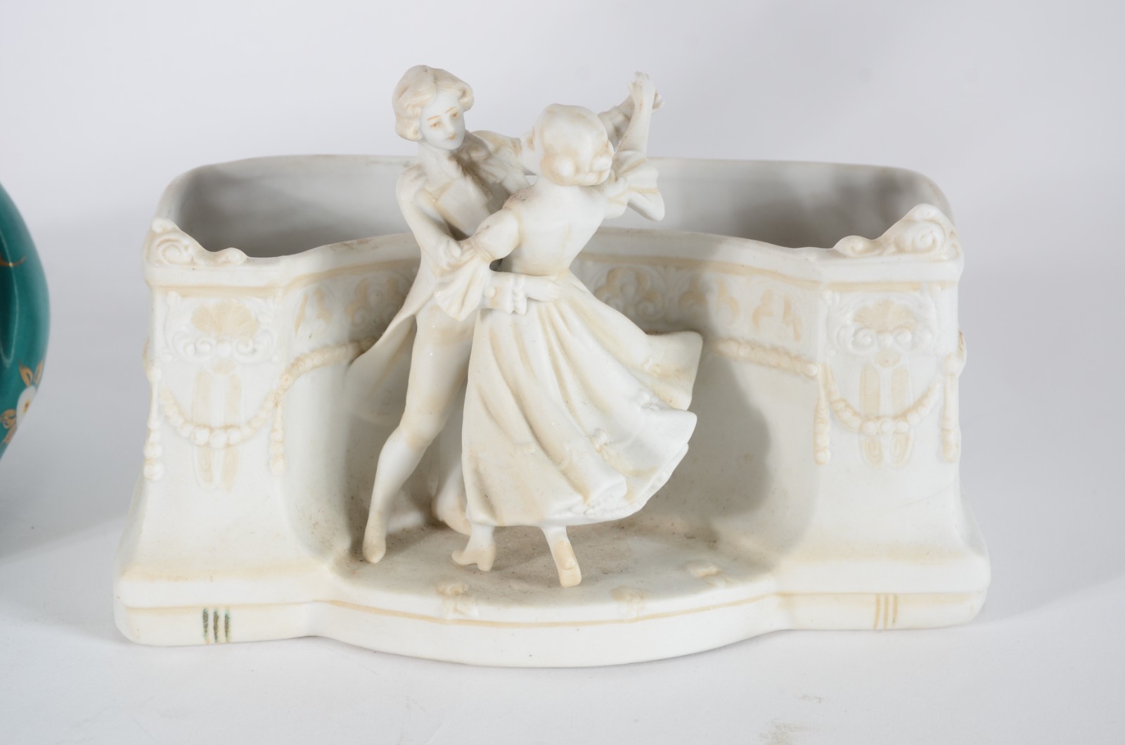 Duas peças, sendo: floreira de biscuit com figura de casal; e... - foto 3 de 8