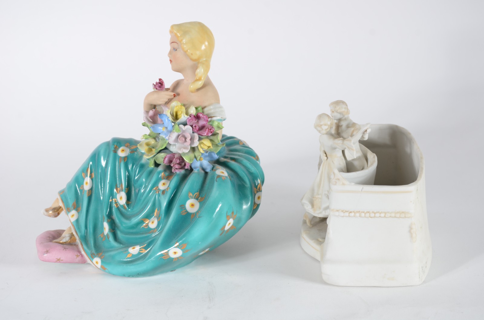 Duas peças, sendo: floreira de biscuit com figura de casal; e... - foto 4 de 8