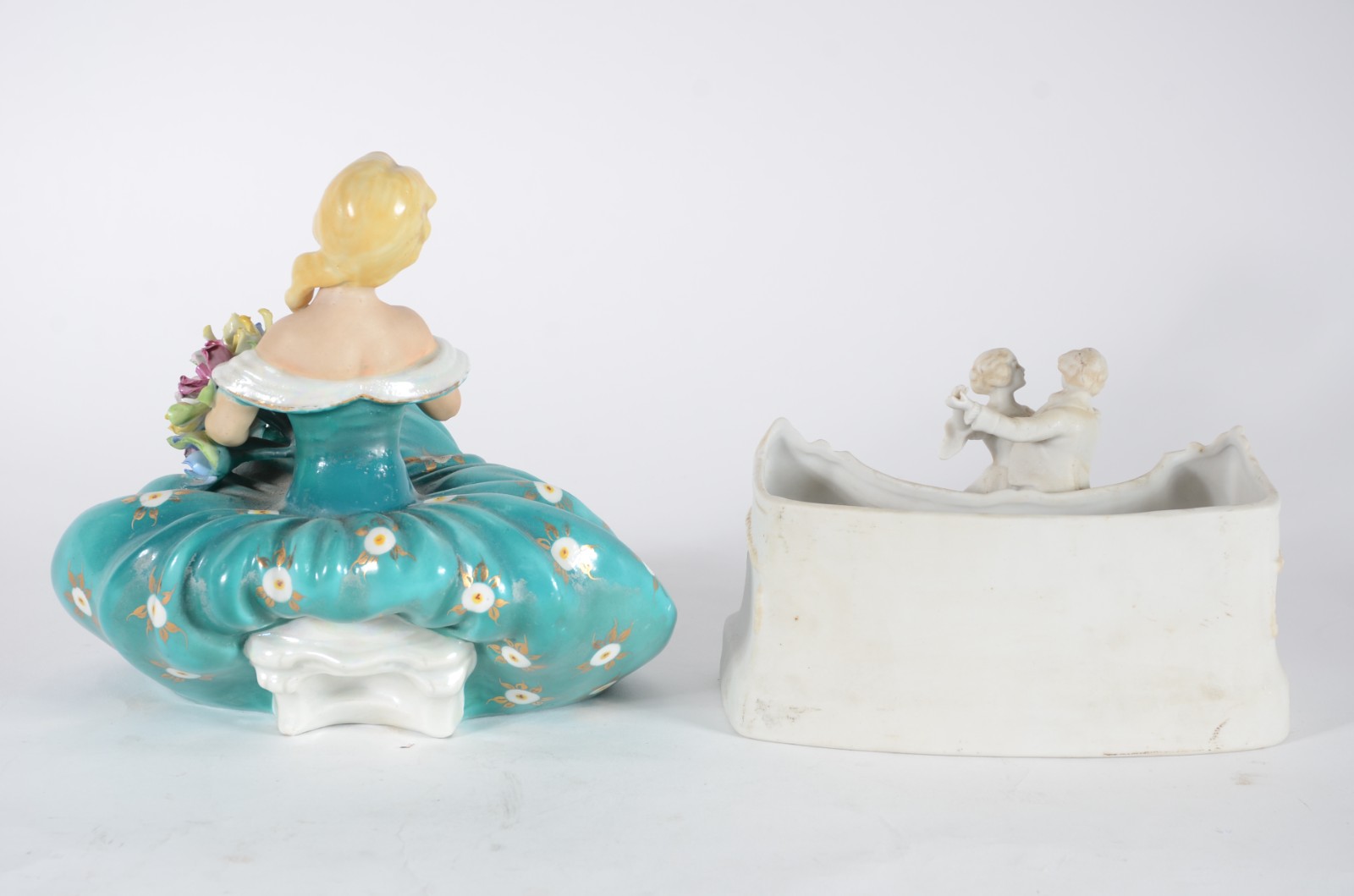 Duas peças, sendo: floreira de biscuit com figura de casal; e... - foto 5 de 8