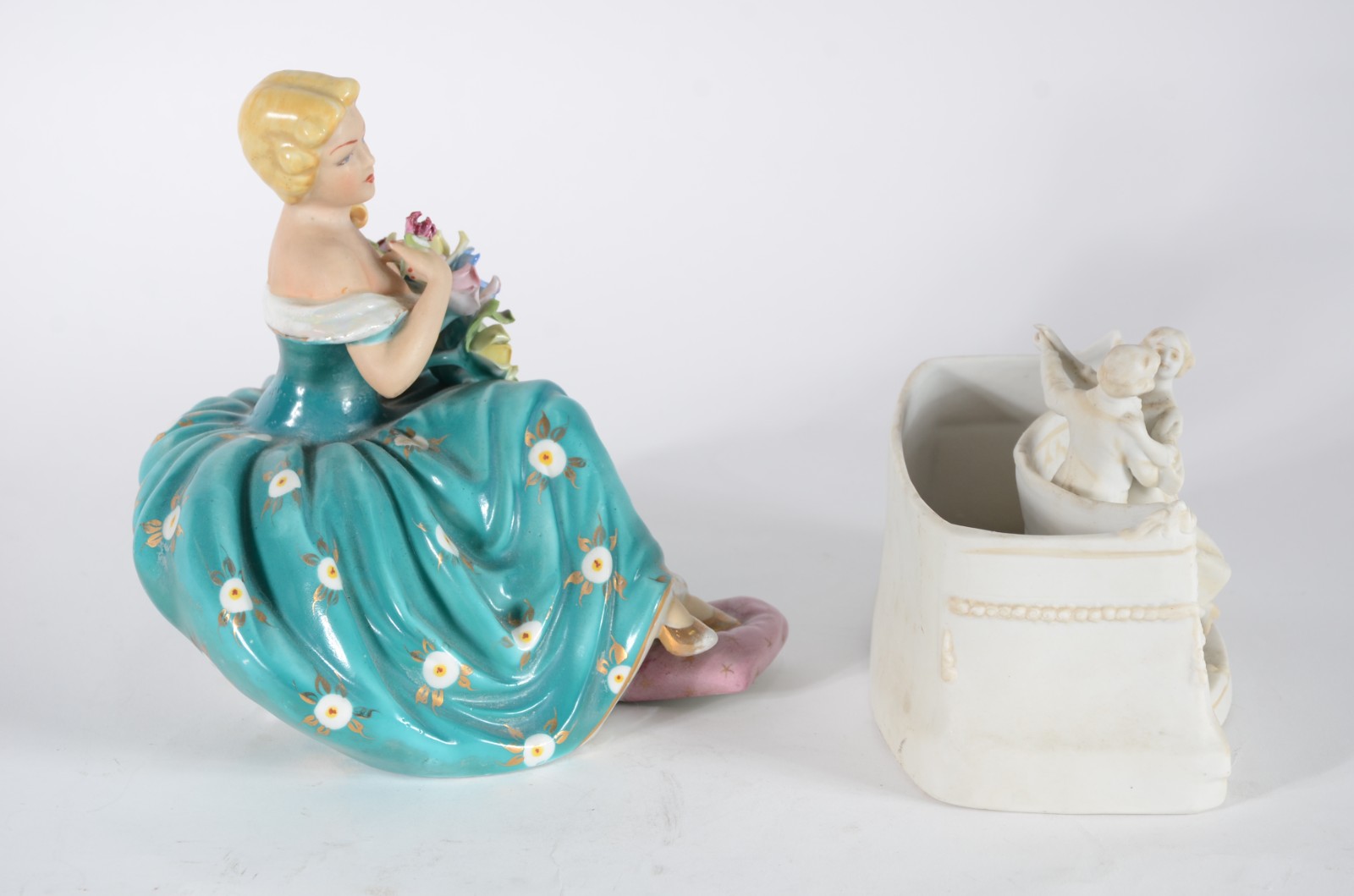 Duas peças, sendo: floreira de biscuit com figura de casal; e... - foto 8 de 8
