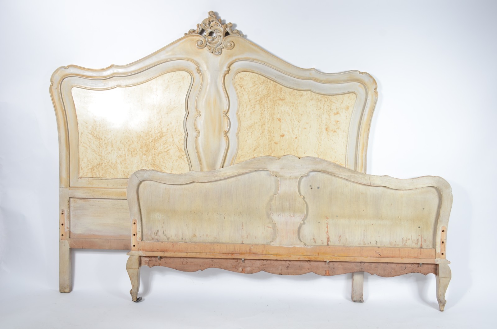 Conjunto para quarto de casal, sendo: cama e par de mesinhas de... - foto 2 de 11