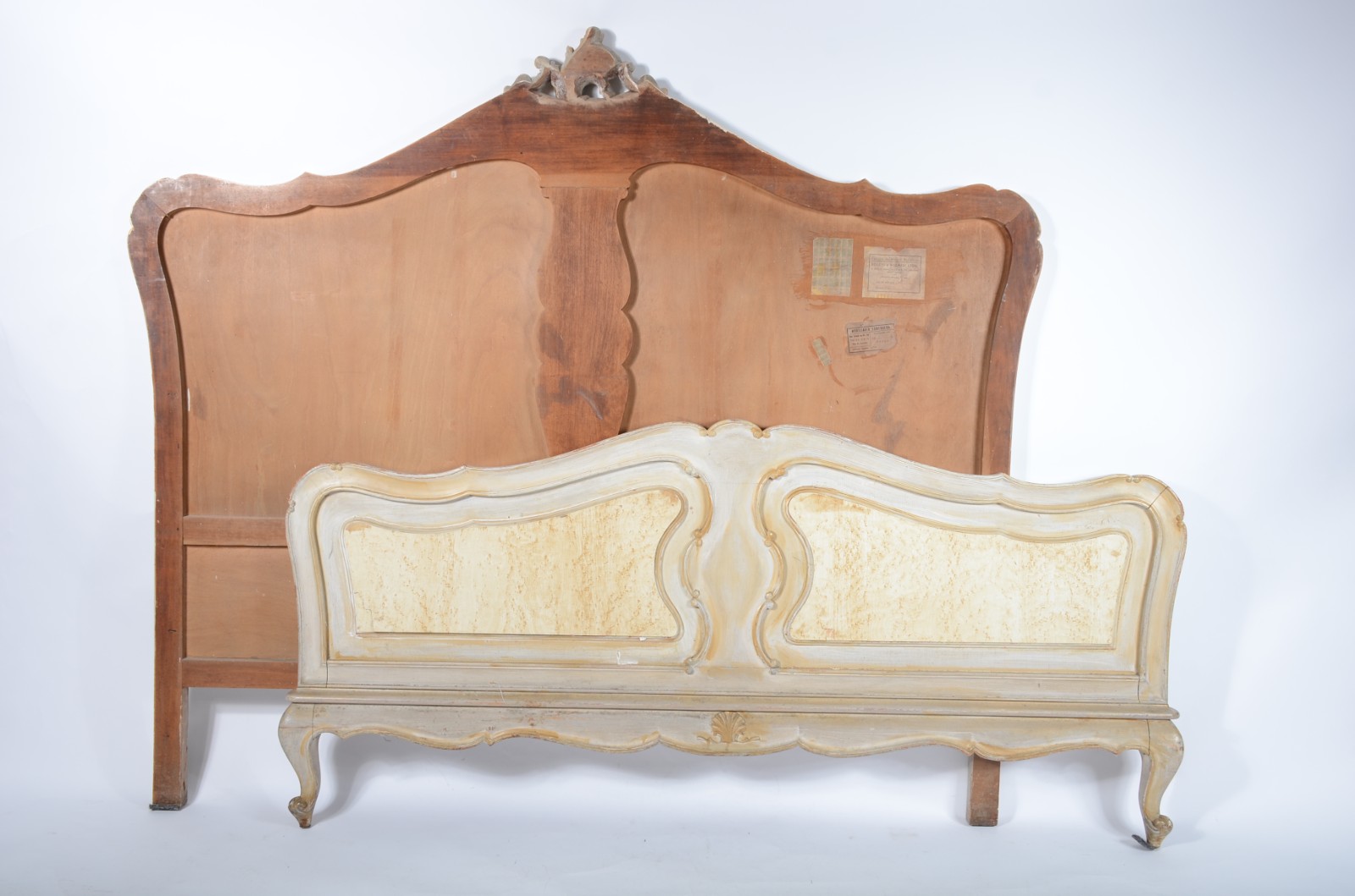 Conjunto para quarto de casal, sendo: cama e par de mesinhas de... - foto 4 de 11
