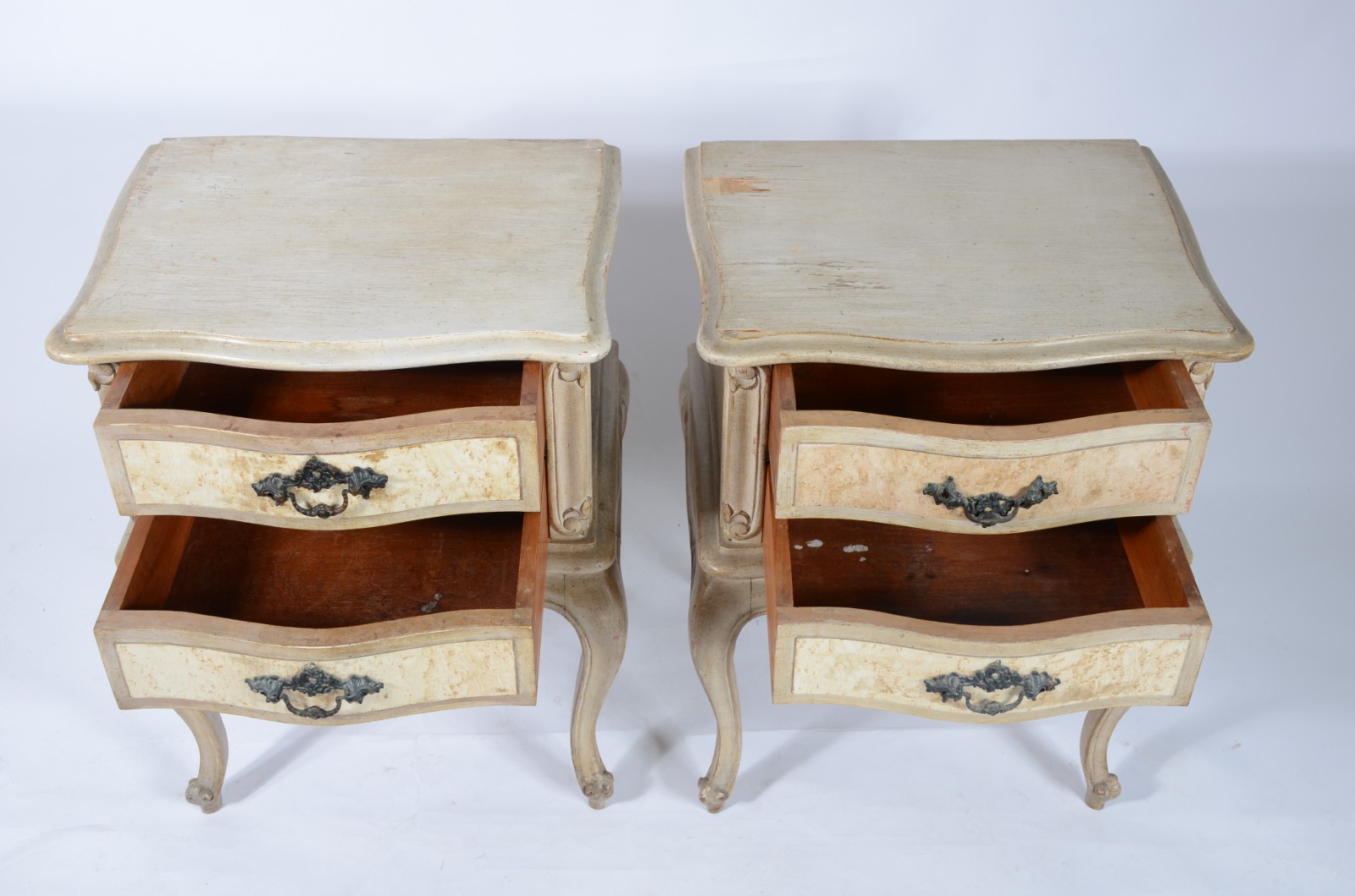 Conjunto para quarto de casal, sendo: cama e par de mesinhas de... - foto 9 de 11