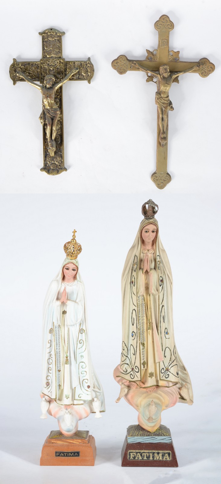 Diversas peças sacras, sendo: dois crucifixos com figura de Cristo de... - foto 1 de 11