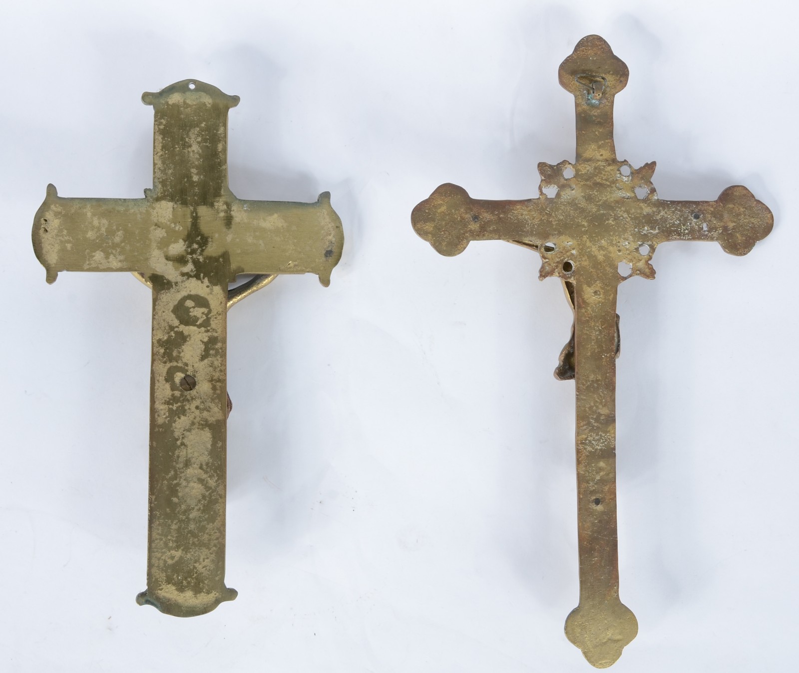 Diversas peças sacras, sendo: dois crucifixos com figura de Cristo de... - foto 3 de 11