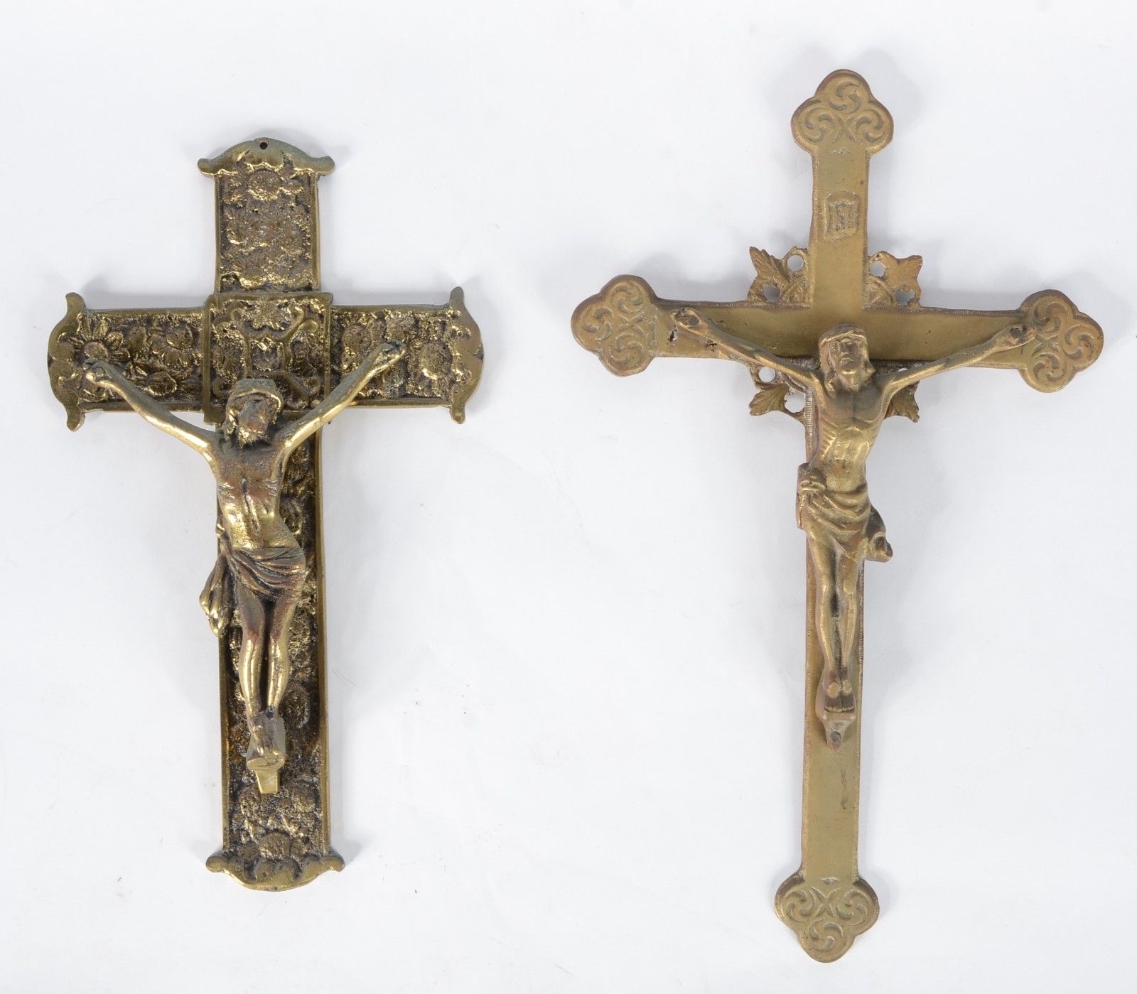 Diversas peças sacras, sendo: dois crucifixos com figura de Cristo de... - foto 2 de 11