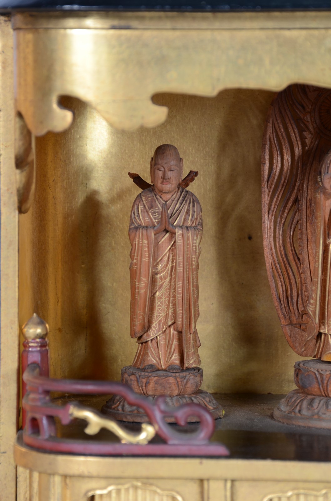 "Oratório de viagem" de lacca japonesa com tres figuras de santidades... - foto 4 de 9