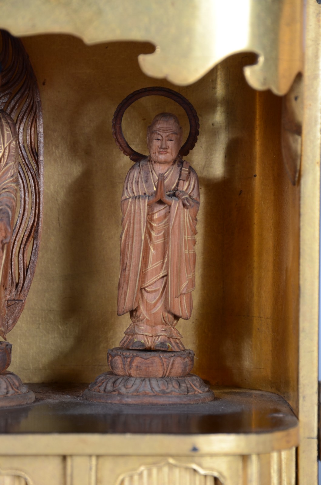 "Oratório de viagem" de lacca japonesa com tres figuras de santidades... - foto 5 de 9