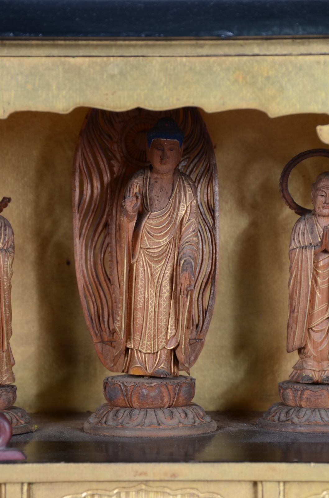 "Oratório de viagem" de lacca japonesa com tres figuras de santidades... - foto 6 de 9