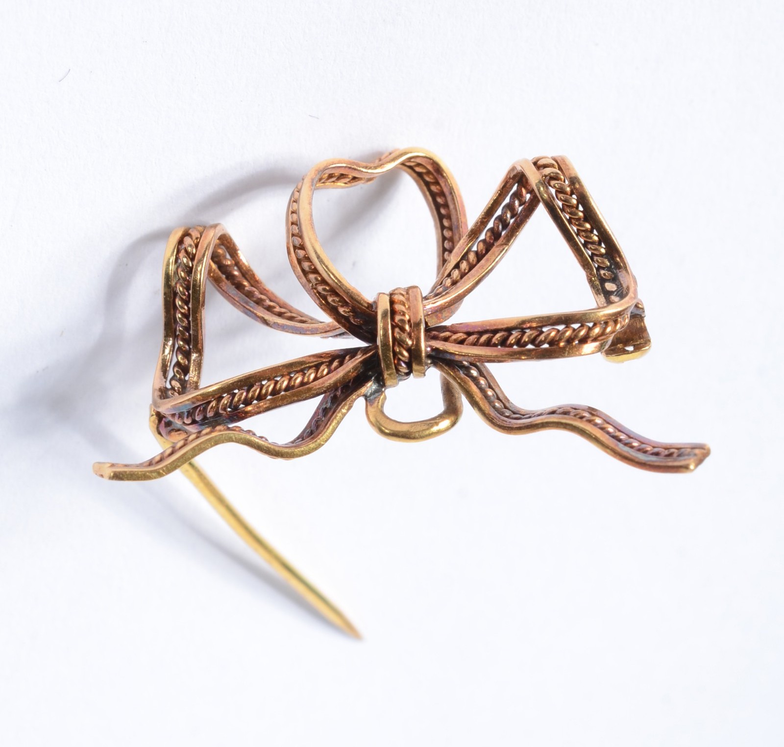 Broche feitio "laço" de ouro 18 k. (Por motivos de segurança a peça... - foto 2 de 4