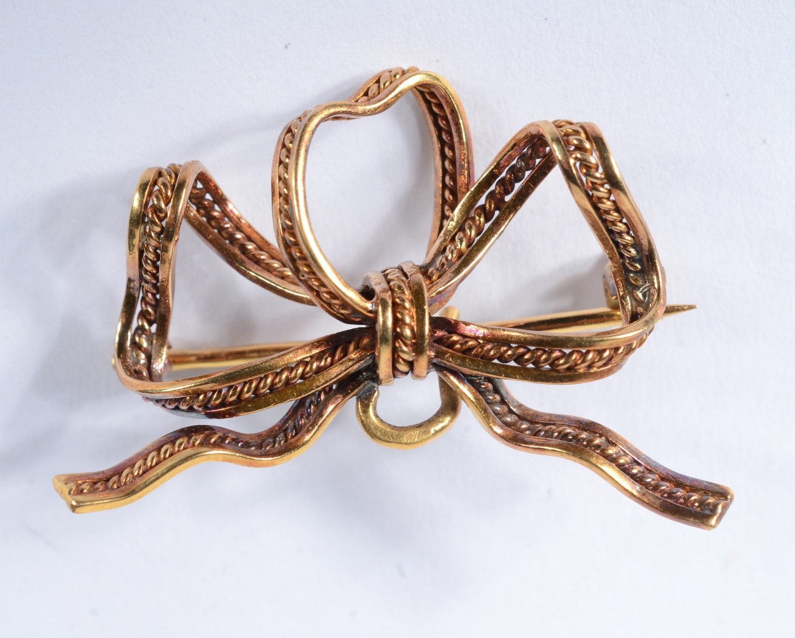 Broche feitio "laço" de ouro 18 k. (Por motivos de segurança a peça... - foto 1 de 4