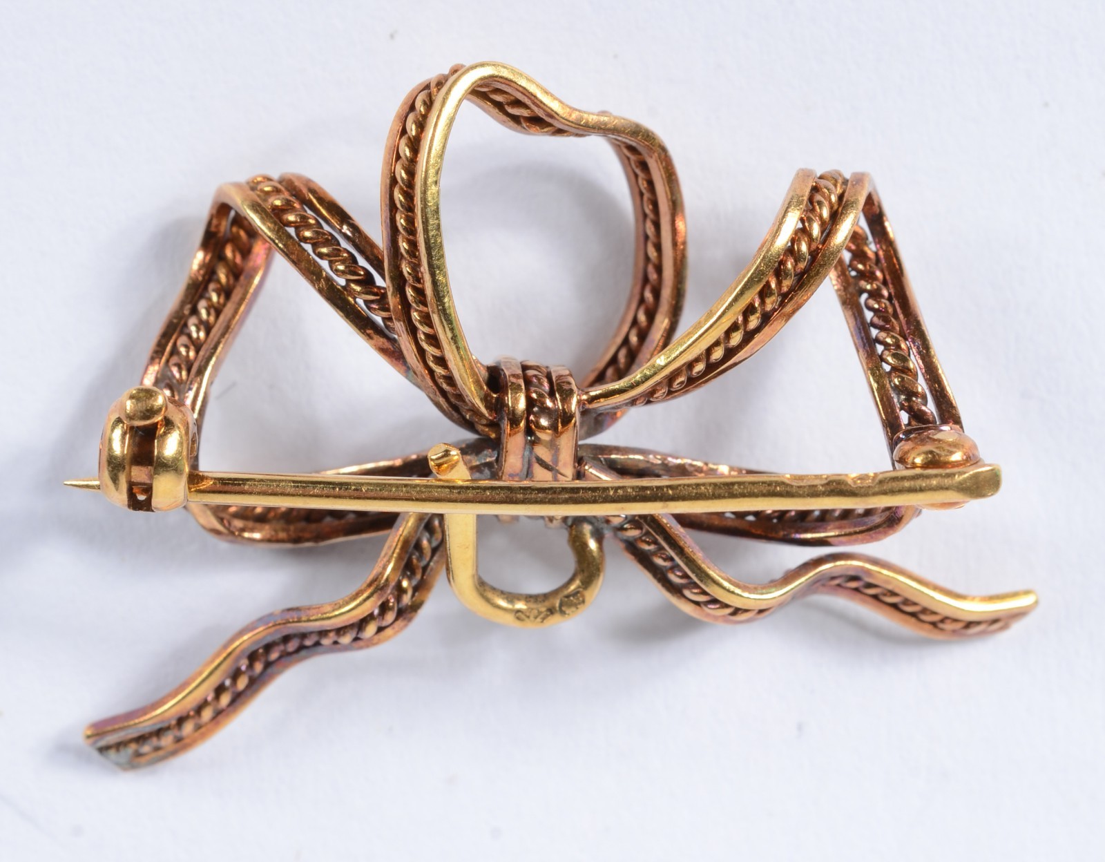 Broche feitio "laço" de ouro 18 k. (Por motivos de segurança a peça... - foto 3 de 4
