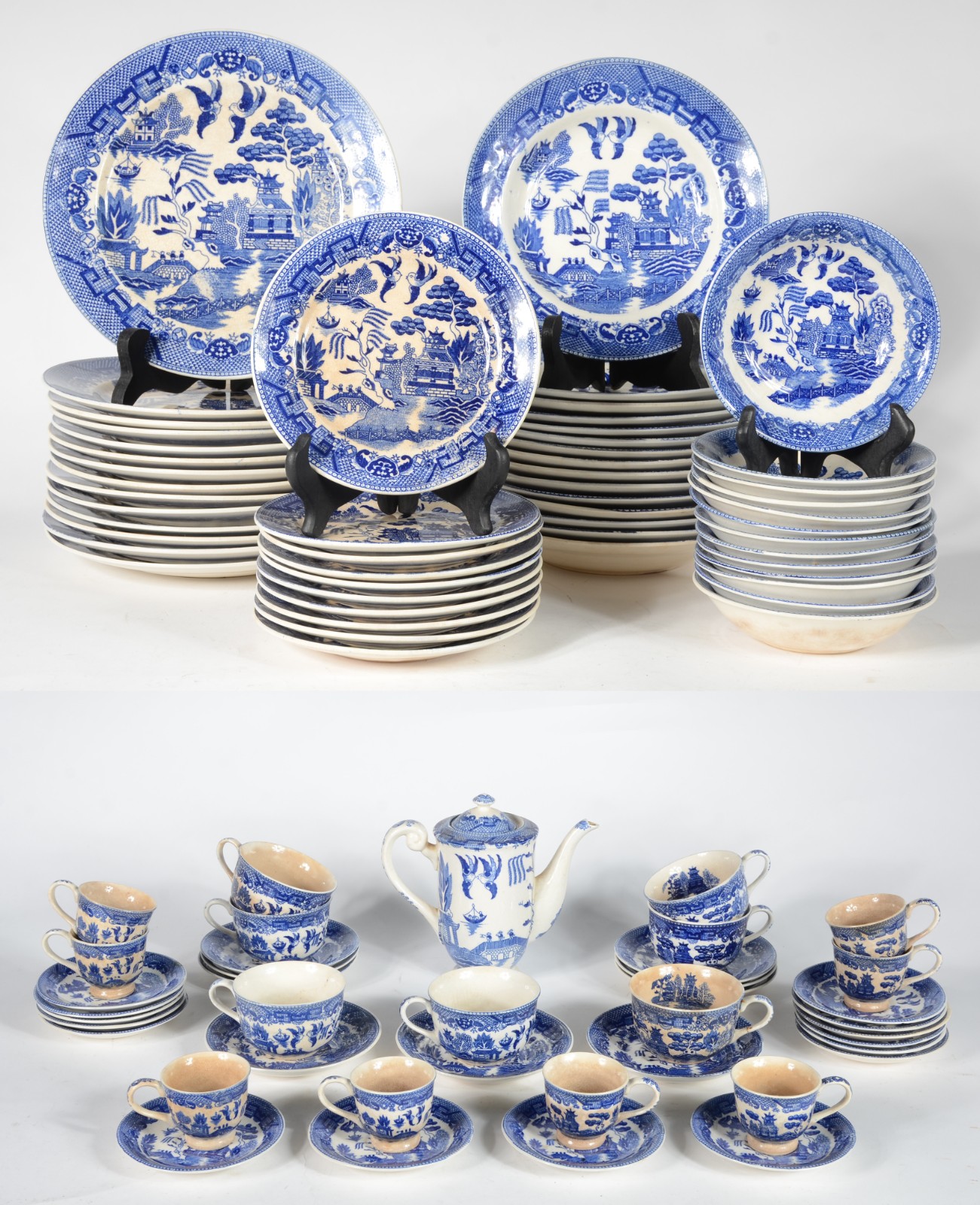 Aparelho de jantar, chá e café de faiança "azul pombinho", composto... - foto 1 de 9