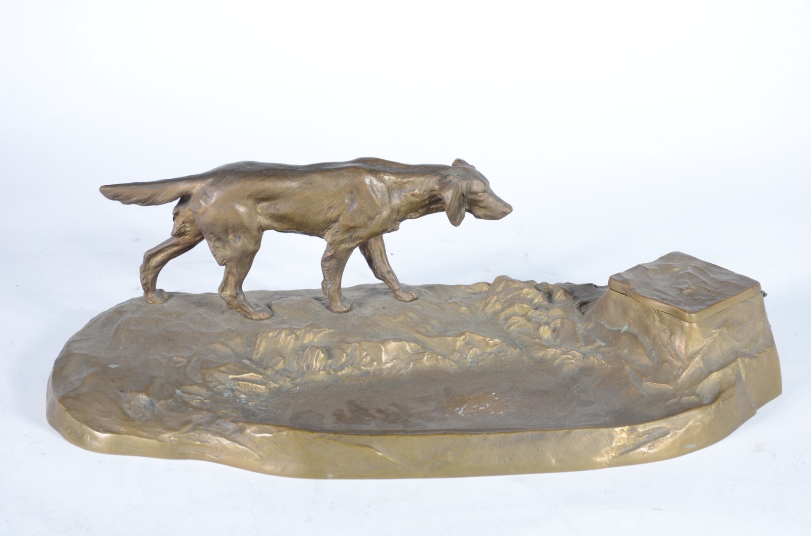 Tinteiro de bronze com figura de cachorro. Faltando recipiente para... - foto 1 de 8