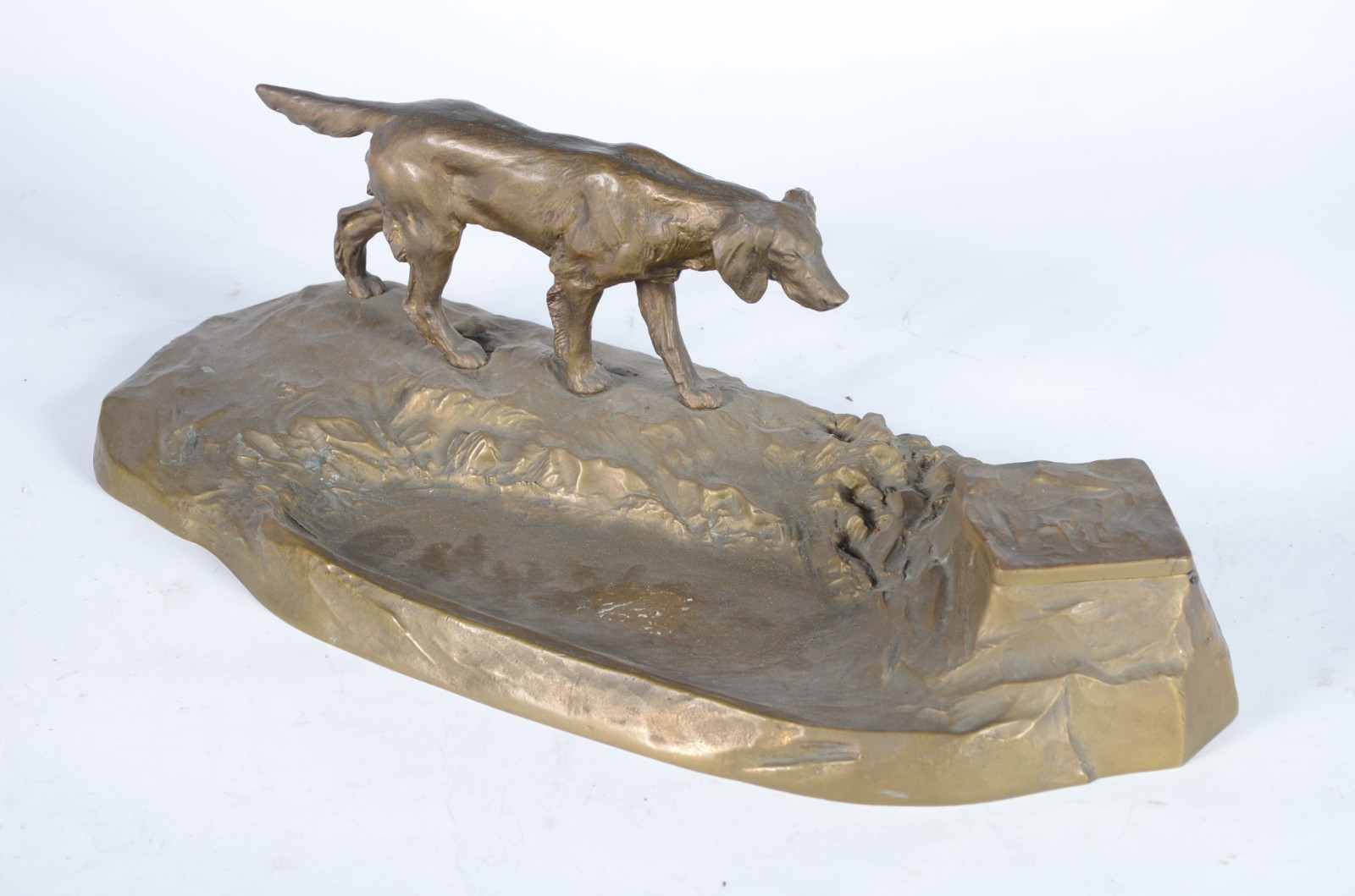 Tinteiro de bronze com figura de cachorro. Faltando recipiente para... - foto 2 de 8