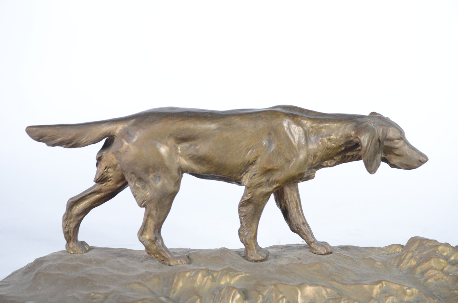 Tinteiro de bronze com figura de cachorro. Faltando recipiente para... - foto 3 de 8