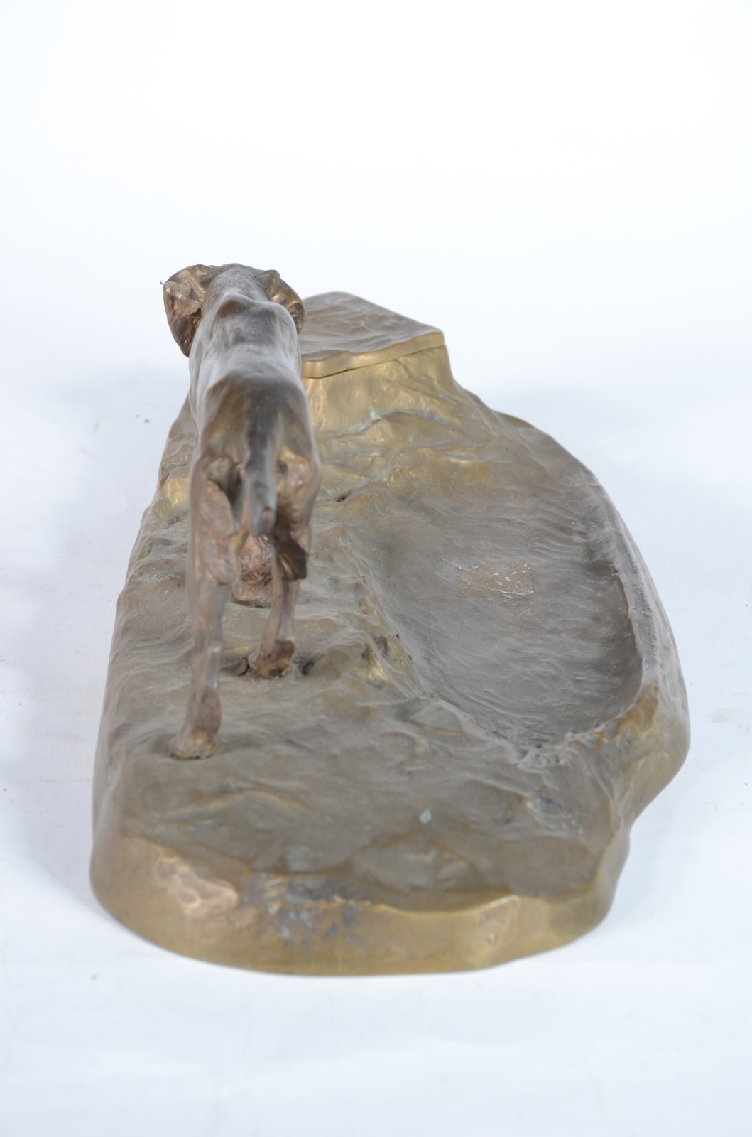 Tinteiro de bronze com figura de cachorro. Faltando recipiente para... - foto 5 de 8