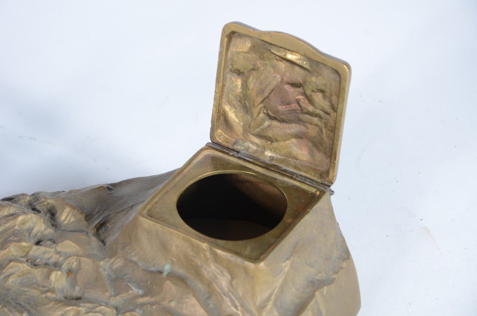 Tinteiro de bronze com figura de cachorro. Faltando recipiente para... - foto 6 de 8